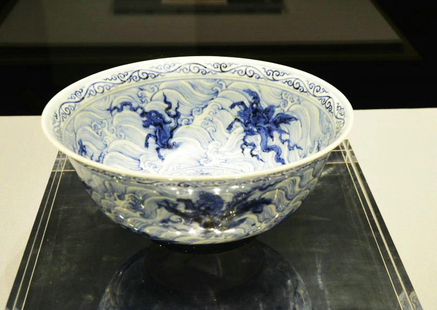 Beauty of blue and white: Porcelain on show in Shandong