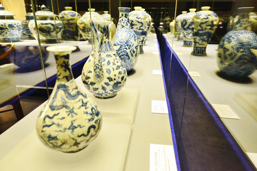 Beauty of blue and white: Porcelain on show in Shandong
