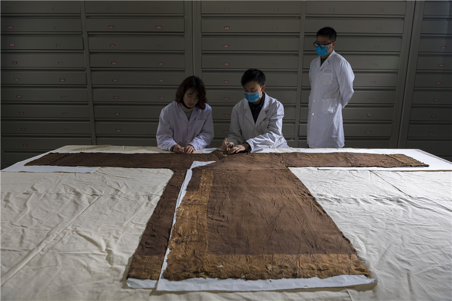 Restorers revive cultural relics in Hubei