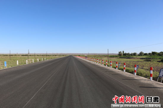 全线贯通的县城至锁阳城遗址公路。