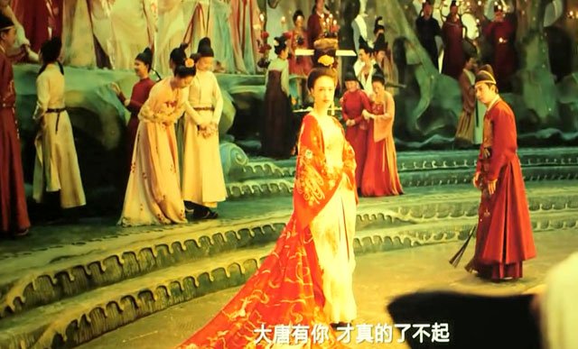 写《清平调》这一年，李白四十三岁，杨妃二十五岁，唐明皇则快六十了。图源电影《妖猫传》