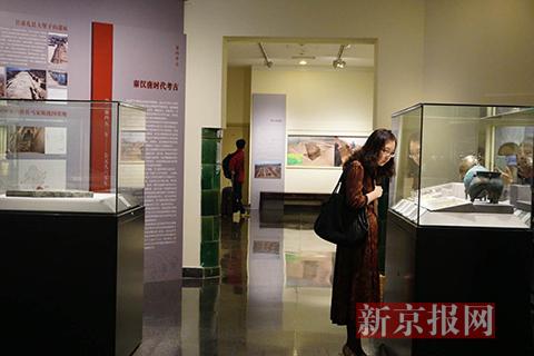 观众在欣赏北京大学考古教学与科研成果展 新京报记者 倪伟 摄影-图片版权归原作者所有