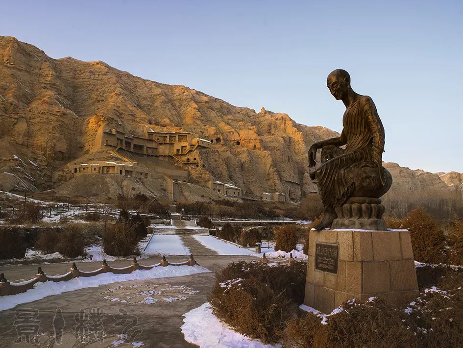 克孜尔石窟—广场上的鸠摩罗什铜像