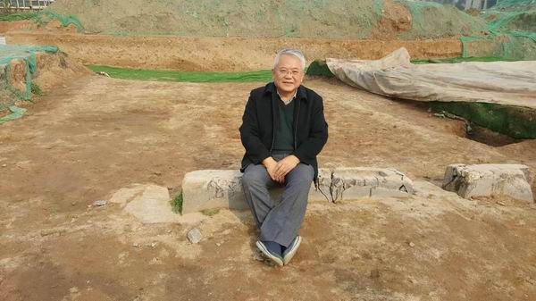 唐长安明德门遗址考古工地，葛承雍说，坐在千年前的门槛上有种进入历史的感觉。