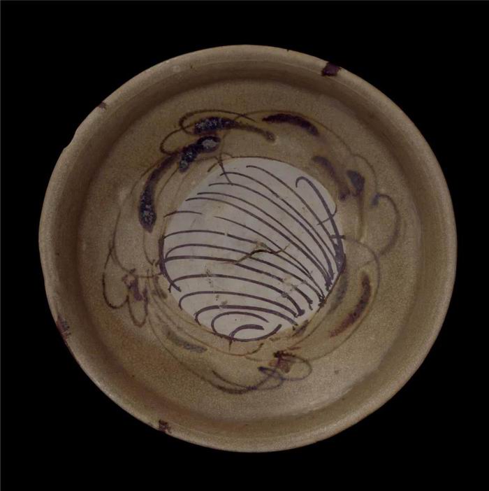 长沙窑青釉彩绘盘，唐代，口径15.5，底径5.3，高4.1厘米，中国国家博物馆藏