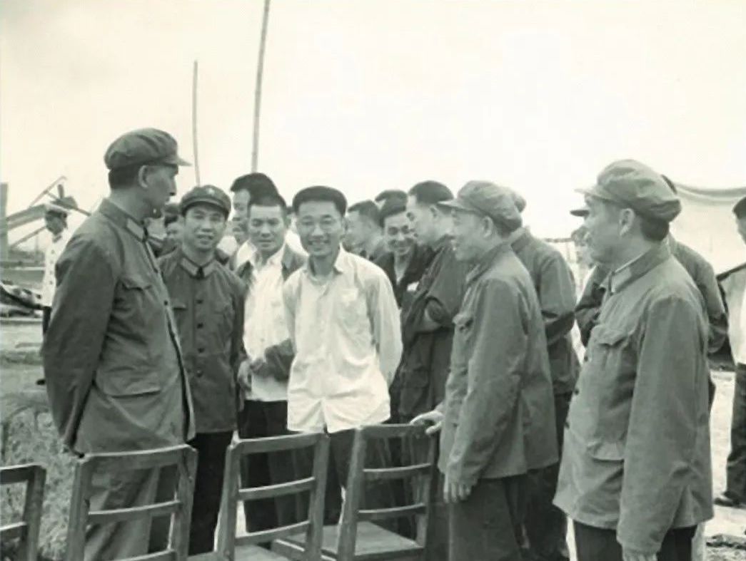 著名考古学家、曾侯乙墓发掘队队长谭维四先生在考古现场(左四)