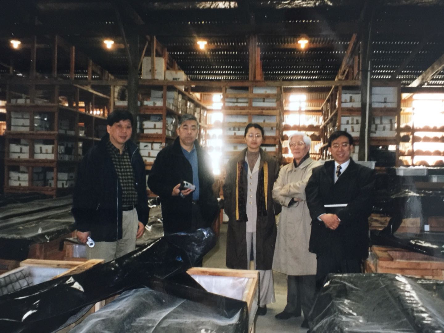 上海博物馆代表团一行5人在新西兰“黑石号”文物仓库（从左至右分别为：陈克伦、许勇翔、周燕群、汪庆正、陈燮君）