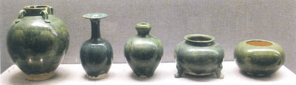 图 9 深绿釉陶器一组。唐垂拱三年哀皇后墓出土。