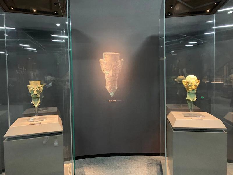 展览中两件青铜人像，作为原件展出，右为复制品