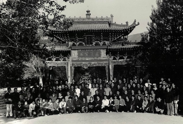 1983年夏中国敦煌吐鲁番学会成立后部分代表在莫高窟前合影。
