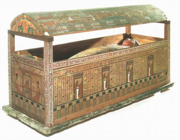 图14 孟图神祭司霍尔（Hor）的长方体外棺，发现于代尔·巴哈里，25-26王朝。