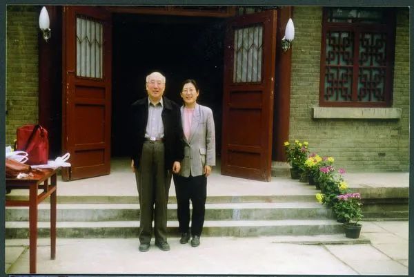 1998年10月，安家瑶与父亲安志敏于洛阳工作站。供图：安家瑶