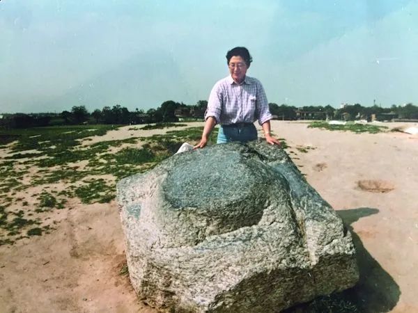 1996年，安家瑶在含元殿发掘现场。供图：安家瑶