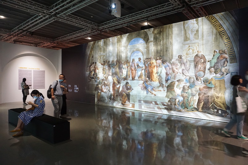 展厅现场,以投影方式呈现的拉斐尔湿壁画《雅典学院》
