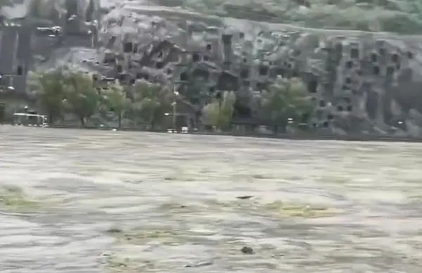 龙门石窟景区水位溢出河道    图源：东方今报