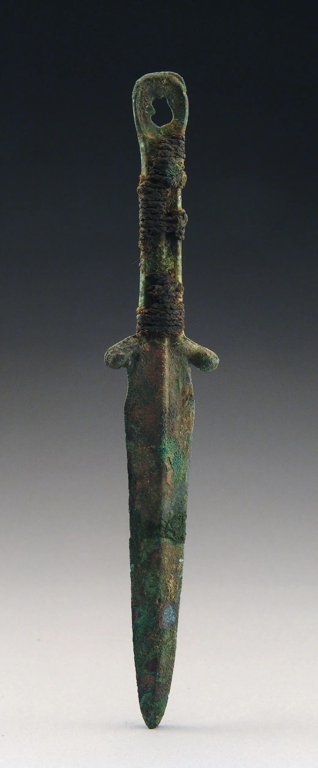 朱开沟出土了中国最早的青铜剑(环首直柄剑)和环首刀,都属于早期北方