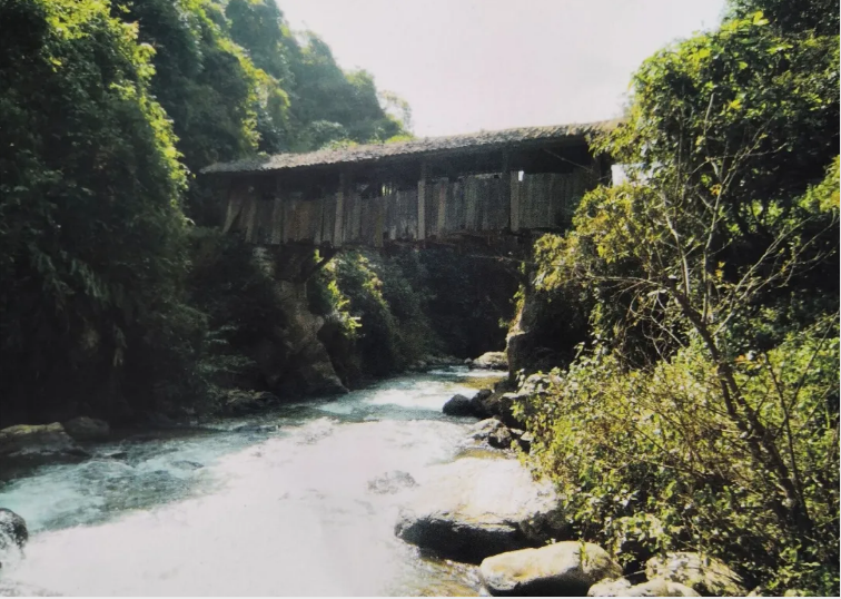 果吉桥位于镇沅县九甲乡果吉村凹固河三家村组,该桥建于清代光绪年间