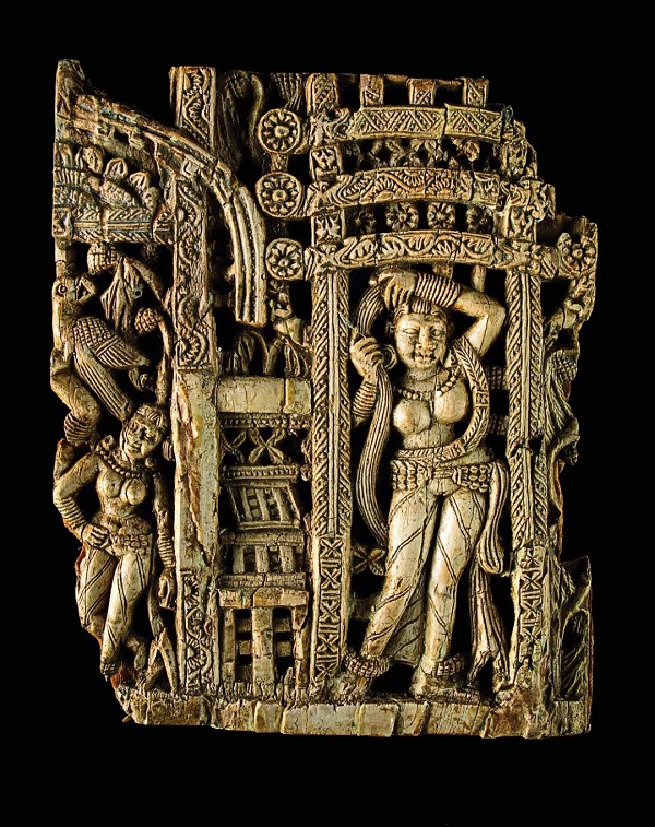 门下女子饰板 贝格拉姆第13室 公元1世纪 象牙