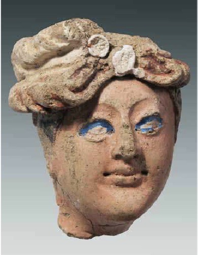 这尊菩萨头戴珠宝头巾，是该地区后期雕塑艺术的一个很好的例子。 脸呈红色，眼睛呈蓝色。