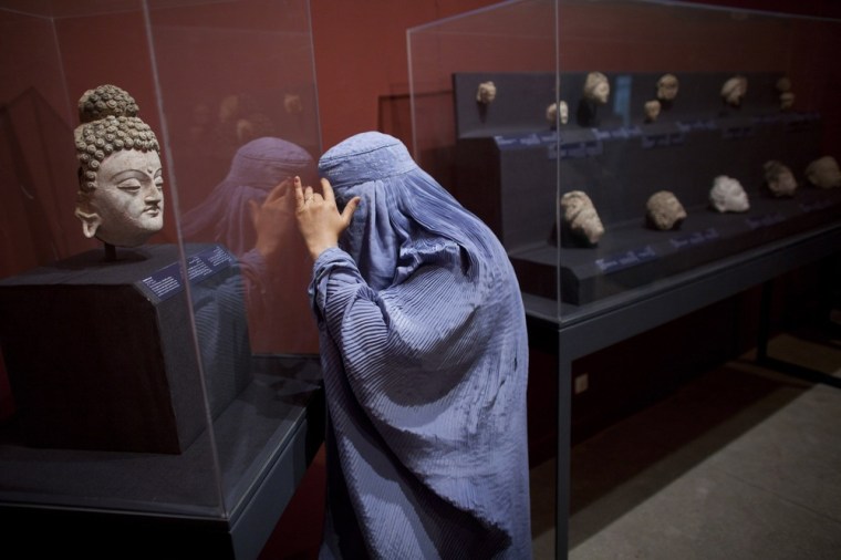 2011年，一位阿富汗妇女在参观国家博物馆的佛教文物