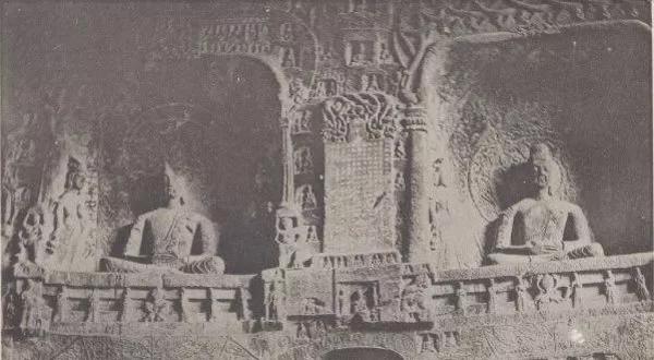 1907年法国汉学家沙畹摄古阳洞, 左为杨大眼龛，右为魏灵藏龛，从照片看杨大眼龛佛首早已残损