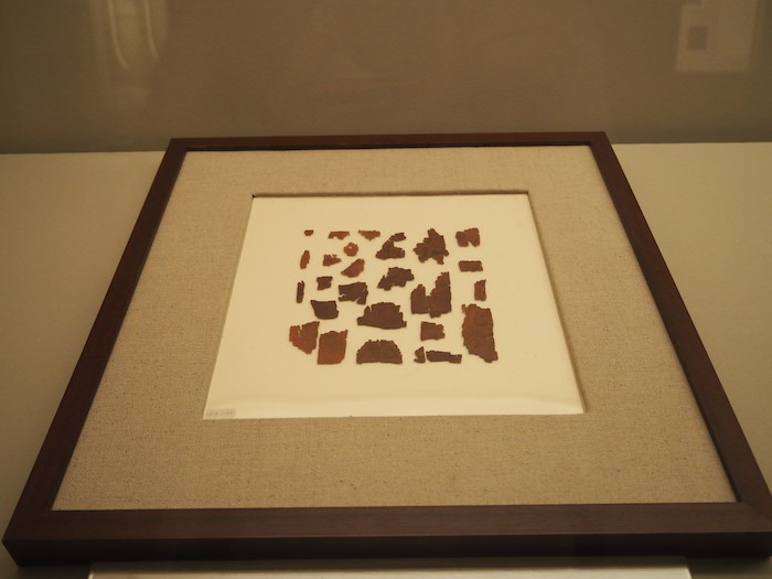 马衡1953年捐赠给上海博物馆的汉代红绢鸟兽几何纹彩绣残片
