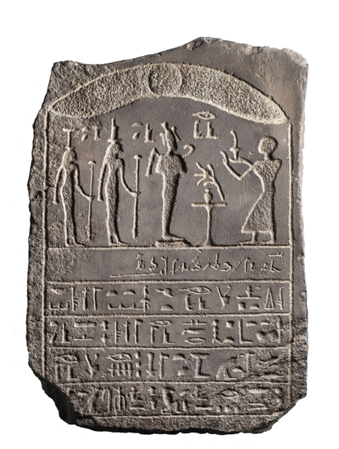 普内比米尔玄武岩石碑，曼彻斯特博物馆藏，8134号，出土于埃及，具体地点不明，高40.5厘米，宽28.5厘米，厚5厘米，1959年1月由马克斯·E.罗比诺私人捐赠
