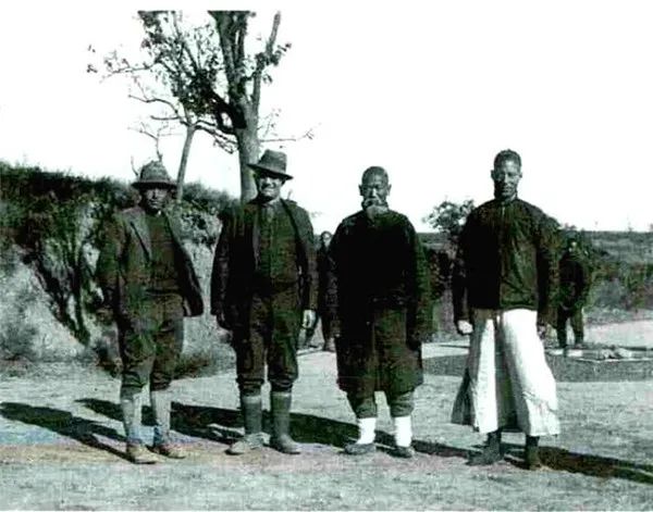 1921年，安特生（左2 ）和袁复礼（左1)等在仰韶村一起进行了首次考古发掘