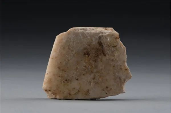 玉钺，是仰韶村遗址首次发现，在仰韶时期是军事王权的象征