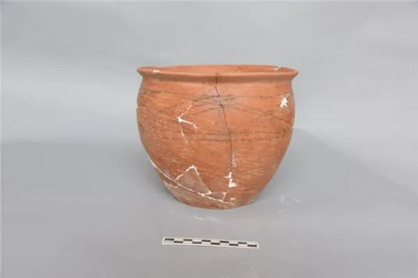 仰韶村第四次考古发掘发现的唯一一件比较完整的交错平行线纹彩陶罐