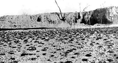 1926年，李济和袁复礼首次发现西阴遗址所在的灰土岭断崖