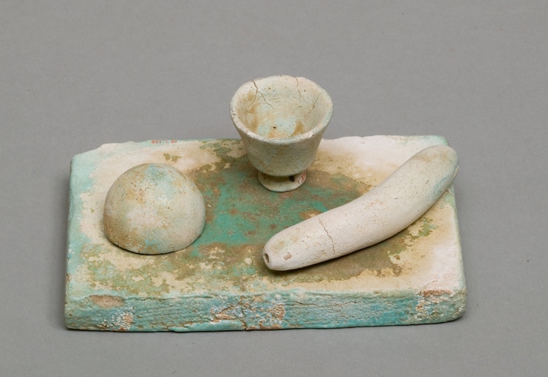 费昂斯（faience）材料的食物模型，最右可能是一根黄瓜（Lisht North, south of Tomb of Nakht,Pit.453），中王国，第12王朝（约公元前16到14世纪），大都会艺术博物馆（Metropolitan Museum of Art 15.3.130）