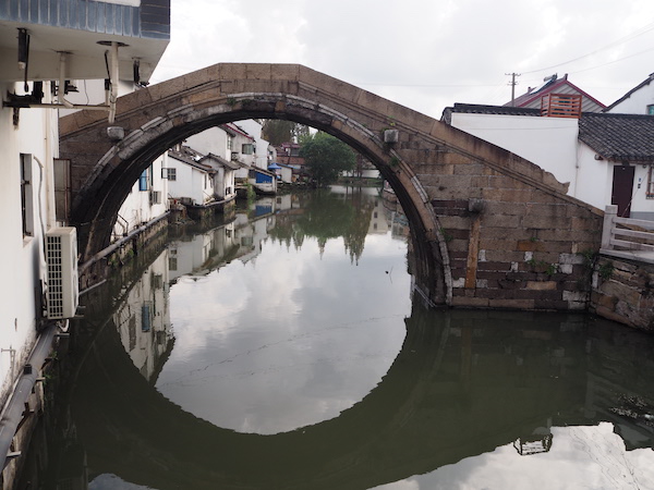 古老的南塘桥横跨在通波塘上