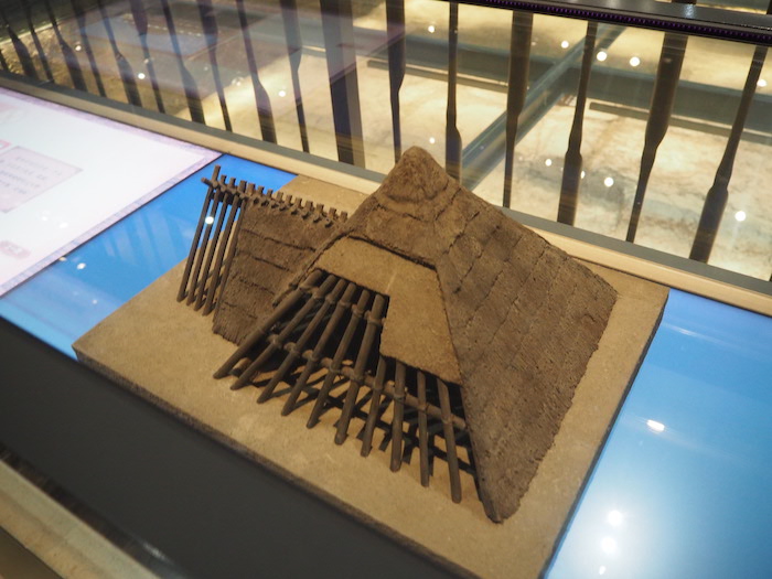 广富林考古遗址展示馆内模拟复原的上海先民房屋