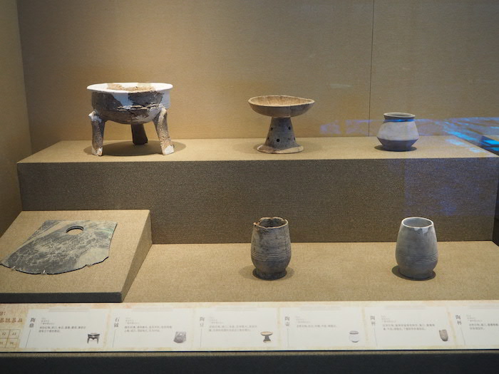 广富林考古遗址展示馆内陈列的广富林遗址考古出土器物