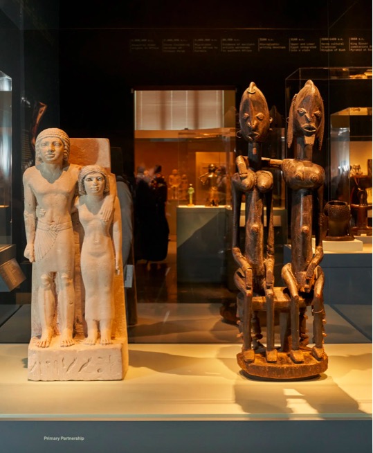 19世纪初，马里的“坐着的情侣”（右）和来自埃及的“梅米和萨布”（约公元前2575-2465年）在同一个展柜中。 摄影：Seth Caplan