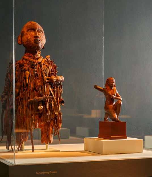 左： 19 世纪刚果艺术家作品“权力人物 (Nkisi)”；右：“跪着的人物”，埃及（约公元前 380-246 年），（摄影：Seth Caplan）