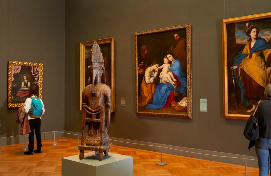 跨文化和跨时代的联系在欧洲展厅继续，欧洲古典油画与马里木雕对话。