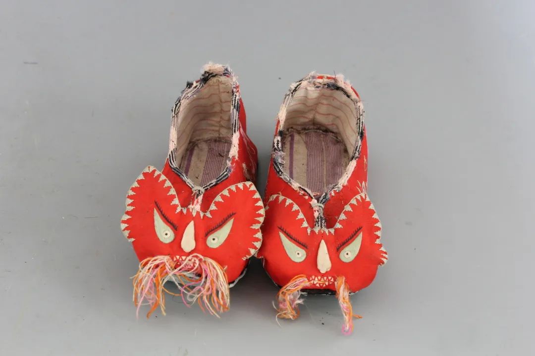 现代红地花卉虎头鞋 宁波博物馆展出
