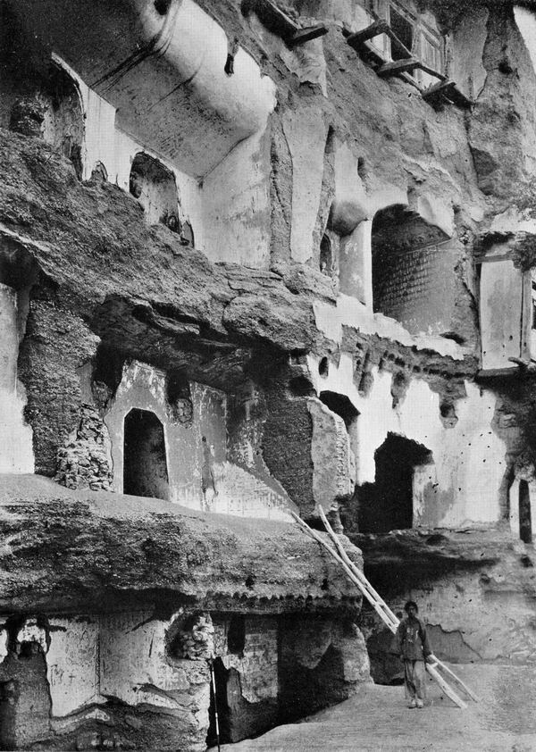 斯坦因于1907年3月16日第一次看到的敦煌莫高窟