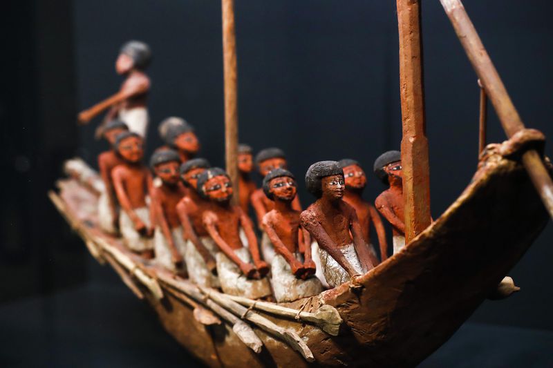 河船模型，中王国时期(约公元前2046-前1794年)，古埃及 这艘载有15名水手的船，准备沿着尼罗河顺水向北或顺风向南航行，它被放置在一个坟墓中，为它的主人提供运输。这也是一件展示古埃及日常生活的作品，凸显了尼罗河的核心作用。
