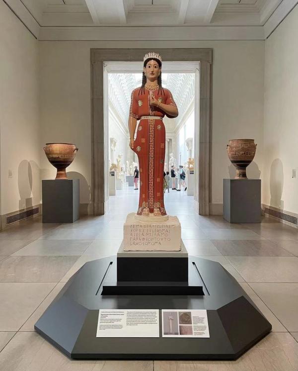 大都会博物馆展厅中，色彩重建的“希腊女子”在一众白色大理石雕塑中，显得格格不入。