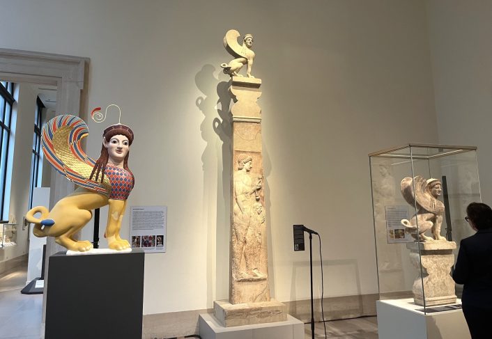 大都会博物馆展厅中，公元前530年的狮身人面像（右）与重建品共同展出