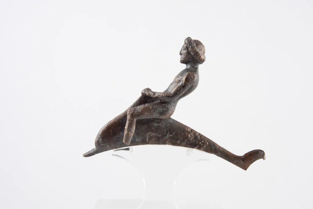 骑海豚的青年，公元前475-前450年，青铜，高7.5 厘米，长10.5 厘米，雅典卫城出土，雅典卫城博物馆藏