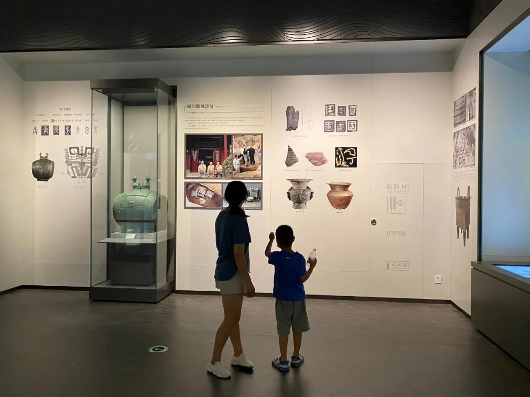 观众参观郑州市文物考古研究院考古博物馆