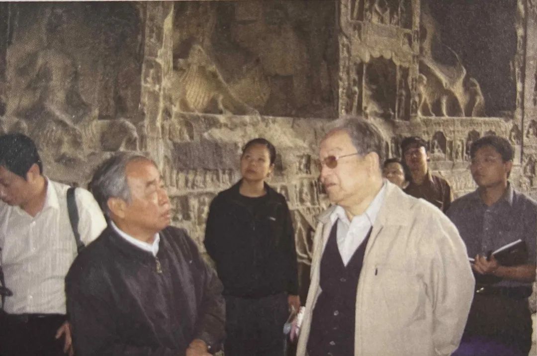 2004年宿白先生（右）在龙门石窟