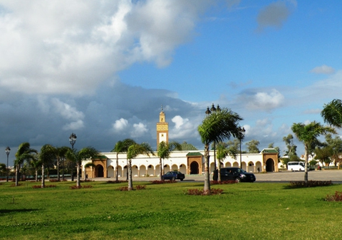王宫广场前的清真寺