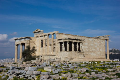古代雅典人民还在卫城的西北侧建立了亚革拉广场、大会堂、竞技场和迪奥尼苏斯剧场。