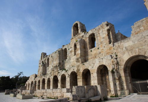 卫城中最早的建筑是雅典娜神庙和其他宗教建筑。