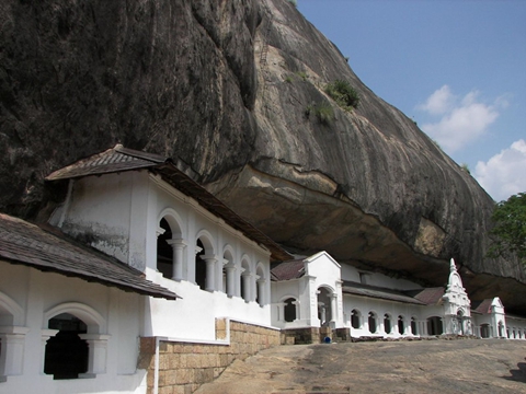 丹布勒金寺是斯里兰卡一座比较典型的石窟式寺庙